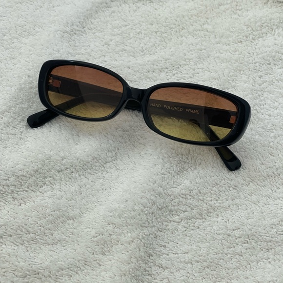 Black sunglasses with brown lenses - Picture 1 of 4